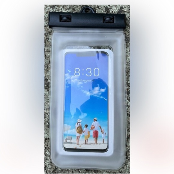 Universal Waterproof Phone Pouch - Fits Screens 5.2in to 6.0in, IPX8 Certified - Picture 1 of 3
